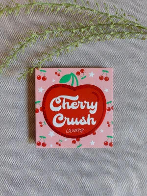 Cherry Crush ögonskuggspalett Colourpop - Cherry Crush från Colourpop är en ögonskuggspalett med nio intensiva nyanser i rött, rosa och lila toner. Paletten har en söt design med körsbärsmotiv och stjärnor på förpackningen. Perfekt för dig som älskar färgstarka och kreativa ögonmakeuper. Skick: endast 2 av färgerna har använts vid ett tillfälle. De är i otroligt bra skick och förvarats stående i en Alex Hurts. 💌 Kan skickas med brevporto, och filmar när jag postar.