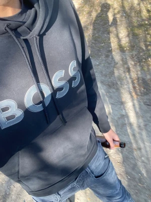 Boss hoodie - Säljer en boss hoodie i fint skick för endast 600🙌 St:S men passar XS. Priset är ej hugget i sten 🪨 