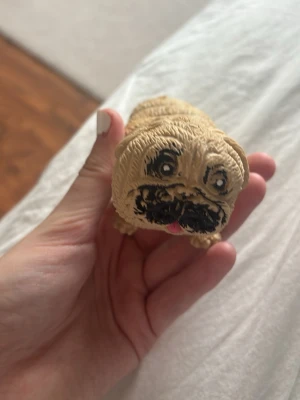 Söt hund sträsboll  - Säljer en söt strässboll som ser ut som en hund skulle tro det är sand i parfekt till skol starten om man har svårt att konsentrera sig eller är stressad mycket 