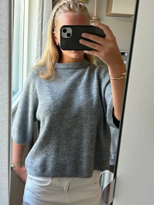 Stickad trekvarts tröja - Grå trekvarts tröja, säljer då den inte kommer till användning längre💕