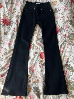 Bootcut jeans - Lågmidjade bootcut jeans från Gina Tricot i storlek 34