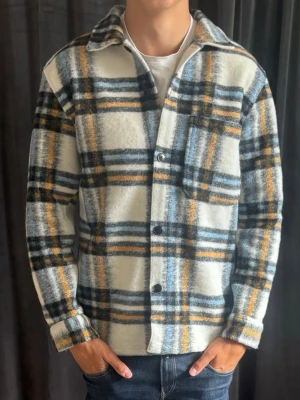 Rutig overshirt Medium - Flanell jacka från H&M  Nypris: 600kr Storlek: M Skick: 9/10 (Pris kan diskuteras vid snabb affär)  Kontakta om ni har frågor!