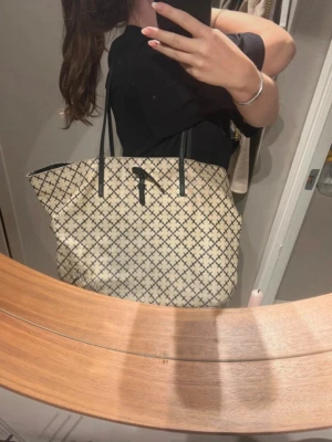 Malene Birger väska  - Den stora modellen av en malene Birger väska. Den är ganska sliten var av det låga priset, allt finns dokumenterat i bilderna 💕 skriv gärna ifall du undrar något 