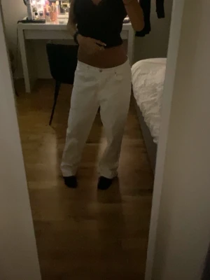 Vita raka jeans - Säljer ett par vita jeans. 