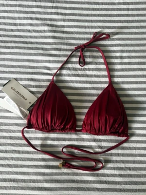 Calzedonia bikinitopp  - Säljer denna vinröda bikinitopp från Calzedonia. Aldrig använd, har prislapp kvar. Storlek IT 2, 80A/75B/70C. 400 kr + frakt! Vid fler frågor, etc skriv privat 🙌🏼🫶🏼☀️👙