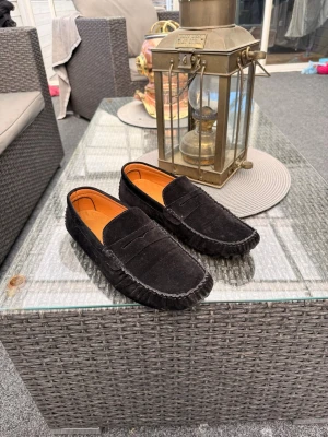 Svarta mockaloafers - Säljer ett par stilrena svarta loafers i mocka med klassisk pennyloafers-look. Skorna är o fint skick då de endast används 1 gång. Nypris 799