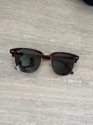 Rayban solglasögon  - Säljer ett par stilrena Rayban solglasögon i modellen clubmaster. Dom är polariserade. Dom är u ett hyfsat skick. Endast solglasögonen följer med!