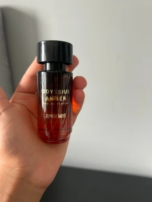 Odysseus Amber parfym doup på stronger with you amber - Odysseus Amber Eau de Parfum från Flor de Mayo. Flaskan är cylindrisk med svart lock och har en snygg toning från svart till bärnstensfärgat glas. Elegant design som känns lyxig och modern, perfekt för dig som gillar unika dofter.