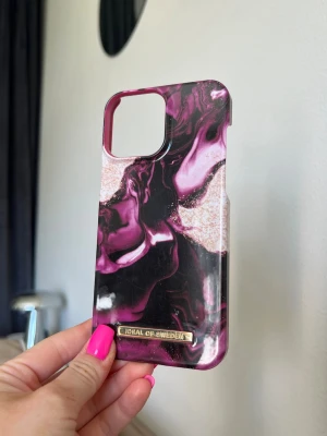 Ideal of Sweden iPhone mobilskal - Ett iPhone 13 Pro Max mobilskal i rosa/guld marmor.   Säljanledning: Kommer ej till användning.  Kompatibilitet: iPhone 13 Pro Max.   Granska bilderna noga 💞