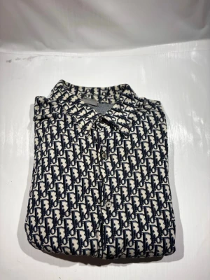 Dior flanell - Hej! Säljer nu min flanell från märket Dior, storlek L bra skick, allt på bilden ingår. Tveka inte på att höra av dig om du har frågor eller funderingar kring skjortan! 