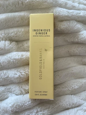 Ingenious Ginger parfym 10ml - Fräsch parfym från Goldfield & Banks i doften Ingenious Ginger. Kommer i en elegant, smal glasflaska  Innehåller 10 ml. Doftnoter Topp- Australisk ingefära Accord- Bergamott Italien- Citron Italien Hjärta- Mandarin Brasilien- Magnolia Kina- Jasmin- Ros Bas- Sandelträ Australien- Patchouli Indonesien- Ambra- Vanilj- Mysk- Kashmir