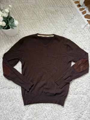 Cashmere stenströms tröja stickad - Säljer denna otroligt snygga cashmere tröja från stenströms för endast 299kr! Tröjan är i S och passar dig som är ungefär 165-175cm lång. Tröjan har dock en defekt på ärmarna som har blivit översydda med två lappar som passar in bra.
