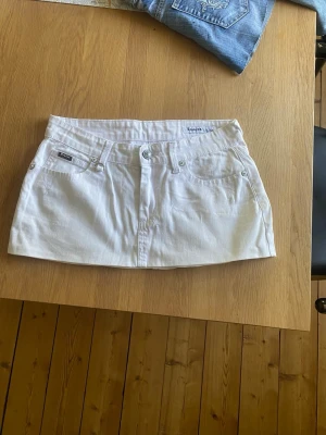 Vit kort jeanskjol från Remixx - Nu säljer jag min snygga jeanskjol från Remix i storlek S/36. Jag sytt från ett par jeans. Perfekt till sommaren. Skriv vid frågor och priset går att diskutera🥰