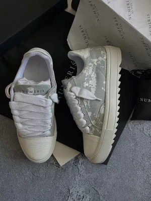 Gråvita sneakers från Numeris - . Diskutera pris går  vid snabb affär 