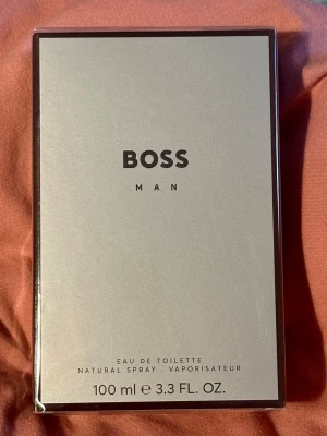 BOSS MAN Eau de Toilette 100 ml - Oöppnad! BOSS MAN Eau de Toilette är en klassisk herrparfym men fungerar även som unisex-parfym . Innehåller 100ml. Doften är fräsch, varm och kryddig, perfekt för dig som gillar eleganta och tidlösa parfymer.