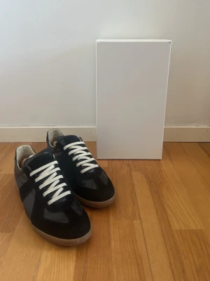 Margiela Gats - Tja tja! Säljer dessa gats från margiela. Storlek 41 men kan passa lite större då jag har töjt ut lädret under användning. Skorna är använda men sparsamt. Det finns lite skavanker på vissa ställen men borde inte läggas märke till under användning. Till skorna får du med låda och enskilda dustbags. Kan gå ner i pris någon hundring. Kontakta dm före köp.