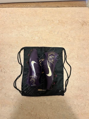 Nike Mercurial fotbollskor  - Säljer dessa snygga Nike mercurial air zoom vapor elite kylian Mbappe edition EU44, skorna är använda kanske max 5 matcher, så dem är i topp skick, ny pris på dessa är strax över 3 tusen kronor på unisport, pris kan diskuteras!! Tveka inte att skriva!! SÄLJER ÅT EN VÄN!!!! 
