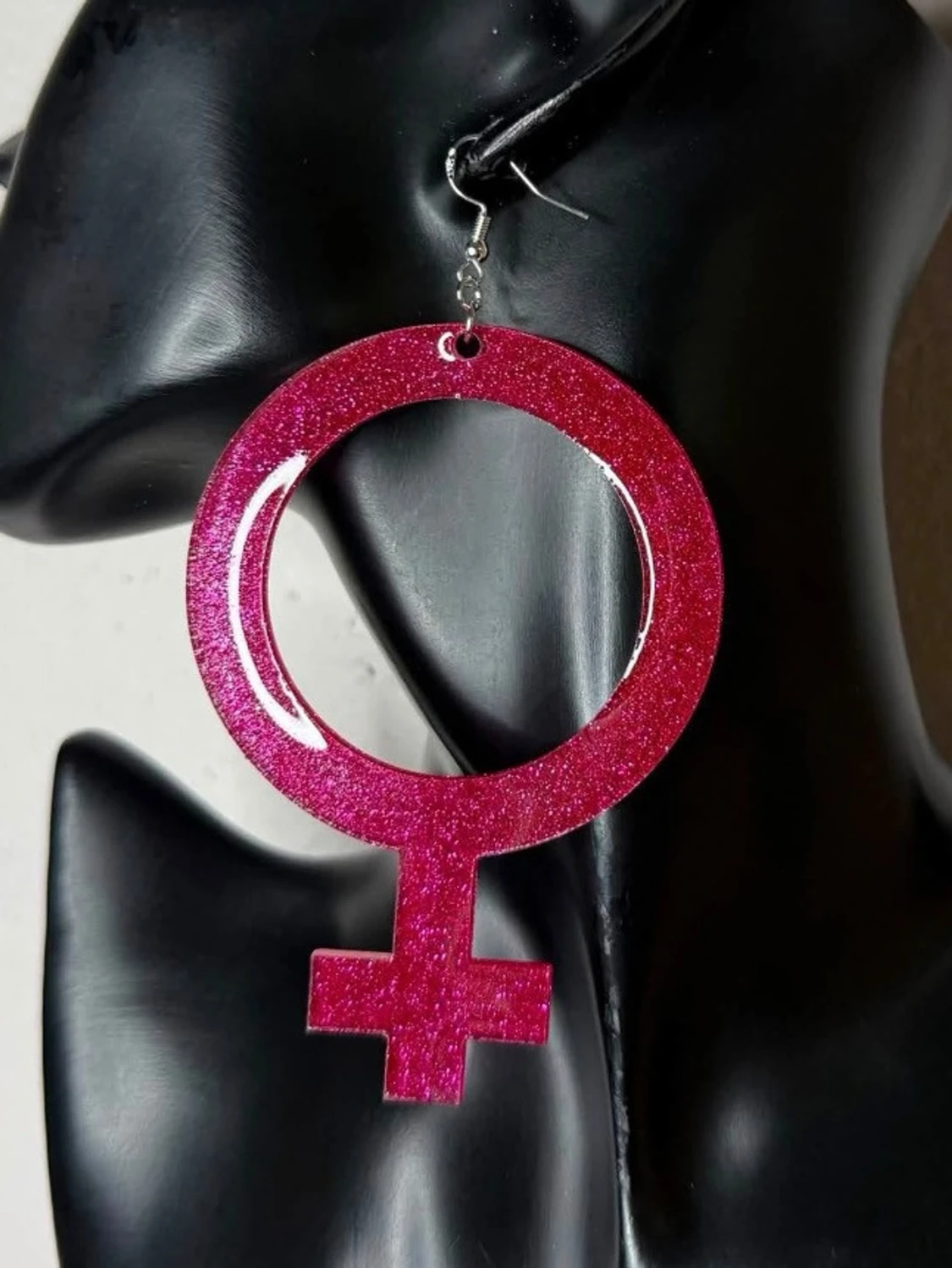 Nya Glittriga Rosa Feministiska Örhängen - Kvinnotecken Stl XL - Akryl Lätta att Bära - Stora Statementörhängen - 925 Silverkrokar -  Nypris 360 kr - 6
