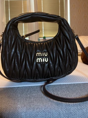Miumiu - Jätte fin väska köpt för ca 4000, aldrig använd