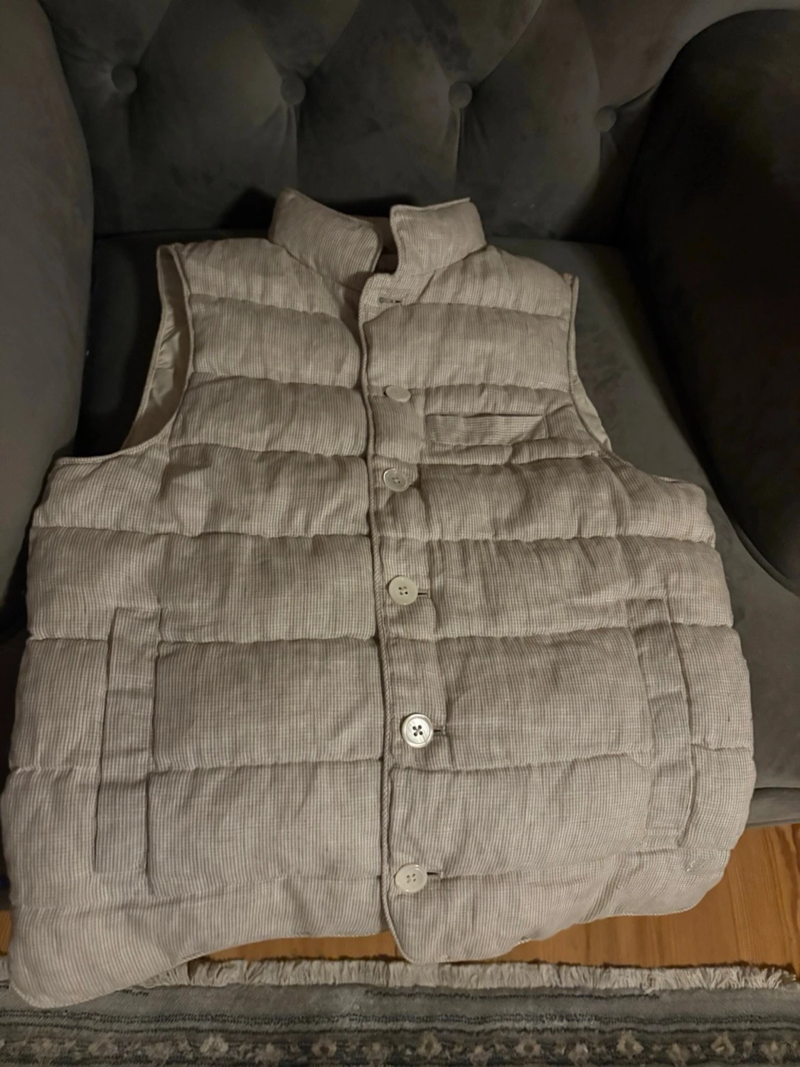 Beige ribbad dunväst med knappar