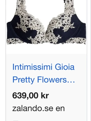 Blå spets-bh från Intimissimi - Säljer nu min marinblåa intimissimi bh i sorten Gioia. Den är i storlek 85B och har använts flitigt men har fortfarande mycket kvar att ge, hel och fin. Lånade bilden men kan såklart skicka egna bilder på den om så önskas, djur finns i hemmet.