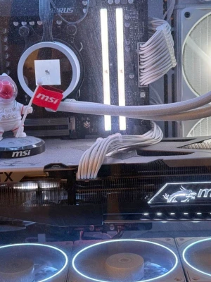 MSI GeForce RTX 5080 Vanguard Launch Edition - Säljer ett MSI GeForce RTX 5080 Vanguard Launch Edition i mycket fint skick. Kortet är installerat och fungerar perfekt. Originalkartong, förpackning samt medföljande Vanguard-/Lucky-samlarföremål ingår.  Specifikationer:  - 16 GB GDDR7 - PCIe 5.0 - 3x DisplayPort / 1x HDMI - Hyper Frozr-kylning  Perfekt för gaming, 4K, streaming, AI och kreativt arbete.  Säljs endast på grund av att jag nedgraderar min setup inför en resa. Ingen brådska att sälja. Kvitto finns! 