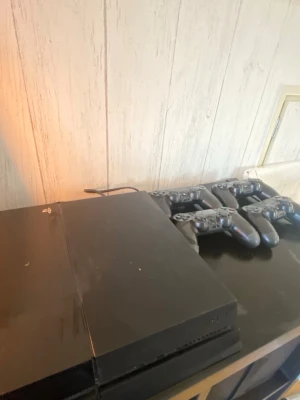 Playstation 4 med fyra handkontroller - Säljer en svart Playstation 4 med fyra matchande DualShock-handkontroller. (Kontrollerna vet jag dock inte om alla fungerar) Själva Playstationet har tyvärr även ett HDMI uttag som glappar/är sönder. Detta går att laga själv!
