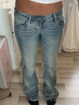 Ljusblå bootcut jeans - Säljer dessa jeans från weekday i storlek 27/30 då de inte kommer till användning och har knappt används, skriv om ni undrar nått