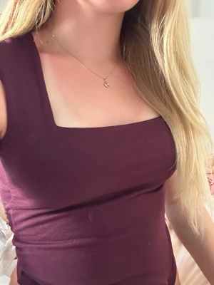 Vinröd top från Gina triccot🌹. - Snygg vinröd topp från Gina Tricot storlek 158/164 (XXS ungefär), med fyrkantig ringning och ärmlös design. Ett stretchigt skönt bomulls material. Perfekt att styla med jeans. 