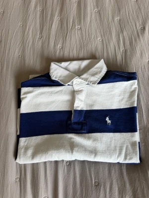 Polo ralph lauren tröja  - Fin skick, använt en del men fortfarande mycket att ge