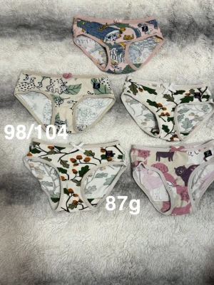 Fem par mönstrade trosor barn - Fem par söta trosor för barn i storlek 98/104. Trosorna har olika mönster med djur, löv och ekollon i färger som rosa, grön, vit och beige. Alla trosor har resår i midjan och vissa har små rosetter framtill.🌸 fint använt skick. Storlek 98/104