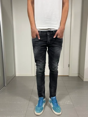 Dondup Jeans  - Säljer nu dessa Dondup Jeans med snygga slitningar i populär design, mått ca 36 o 94 cm. skriv för fler bilder/frågor🙌🏼