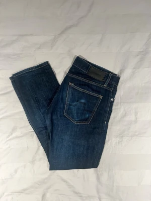 J.Lindeberg jeans  - Mörkblå J.Lindebeg jeans! Storlek 32/32! Skick: bra! Pris 599! Kontakta om frågor eller bilder! 