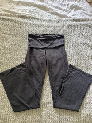 Yoga pants - Yoga pants från Gina Tricot i en grå/lila färg. Endast använd en gång men säljer då den inte kommer till användning. Storlek XS.