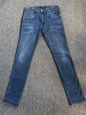 Replay jeans - Replay jeans i stl 33. Cond 8.5/10. Nypris 2699, vårat pris 899. Sjukt stilrena o schyssta jeans. Pris kan förhandlas vid snabb affär. Hör av dig vid minsta lilla fundering!👌🏻