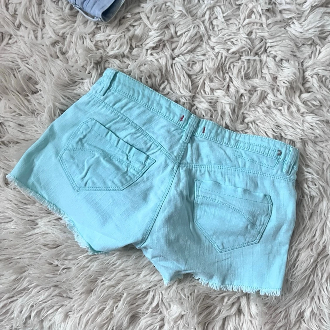 U30 Superlågmidjade turkosa jeansshorts - 5