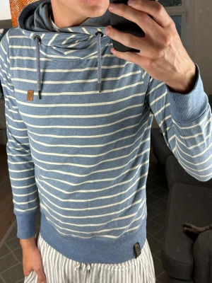 Randig ljusblå hoodie  - Väldigt snygg och unik! Mått: A:53 B:42 C:43 D:63 (cm) Skriv vid fundering 😇🙌