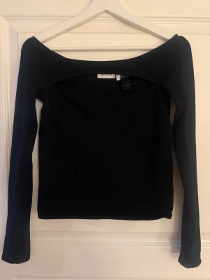 Svart cut out tröja från weekday - Skulle säga att den är stor small❣️