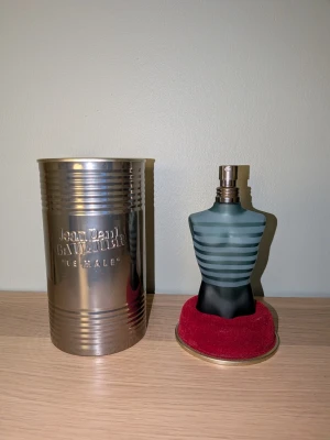 Jean Paul Gaultier le male - Säljer min äkta Jean Paul Gaultier Le Male med originalburk. Det är ungefär 60 ml kvar i flaskan (se bild för nivå). Le Male är en ikonisk herrparfym med friska toner av mynta och lavendel som balanseras av varma noter av vanilj och kardemumma. En klassisk doft som passar både till vardags och fest.
