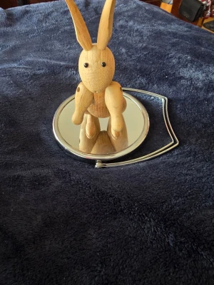 Kay Bojesen trä kanin - En dekorativ kay bojesen kaninfigur i ljust trä med rörliga ben och armar. Kaninen har långa öron och svarta ögon Perfekt som prydnad eller inredningsdetalj. Tyvärr ha jag inte låda till den