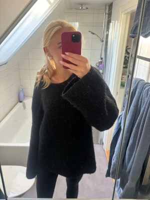 Oversized svart stickad tröja - Säljer denna tjocka (premium quality) svarta stickade tröja med öppen rygg ifrån GinaTricot. Knappt använt, skriv privat för mer bilder eller funderingar ❤️