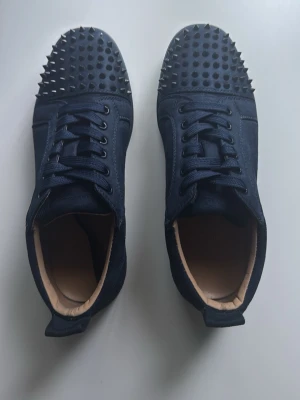 Mörkblåa Louboutin  - Säljer ett par mörkblå loubs, jätte bra skick, perfekt till dig som vill ha en fin stil!