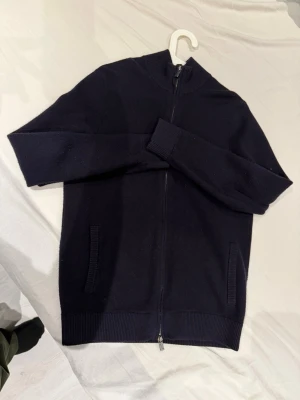 Massimo dutti full zip cardigan - Väldigt fin och skön cardigan ! Använd några gånger men inget som syns, så inga skador o dylikt! 