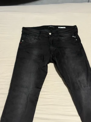 Svarta Replay Jeans - Svarta Replay Jeans