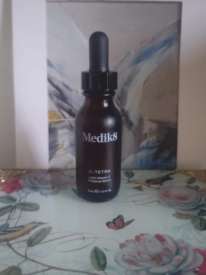 60% kvar Medik8 C-Tetra Vitamin C Serum - Ca 60 % kvar🌸se bild 3 för att se mängd i en oöppnad plomberade för jämförelse mängd de fylls ej ända upp🌸se gärna mina andra försäljningar också ❤️Medik8 C-Tetra är ett lystergivande serum med vitamin C i en brun glasflaska med pipett. Perfekt för dig som vill boosta huden med antioxidanter och få en fräschare look. Flaskan rymmer 30 ml och har en stilren, modern design.
