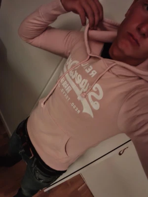 Superdry hoddie  - Fin rosa superdry hoddie i väldigt bra skick modellen på bilden är 177cm och den är något liten 