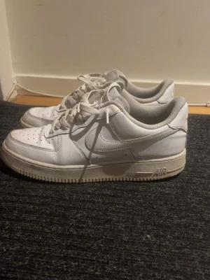 Air force 1 - Säljer Air force 1 i storlek 43, dem är i rätt bra skick och väldigt snygga har även fixat loose lace för snyggare stil skriv om du har frågot.