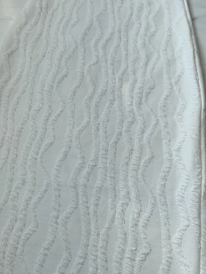 Vit långkjol med strukturmönster - Säljer en vit långkjol med vågigt strukturmönster i tyget. Kjolen har en elegant och stilren look med diskreta detaljer som ger extra känsla. Perfekt för dig som gillar minimalistisk men ändå unik stil.