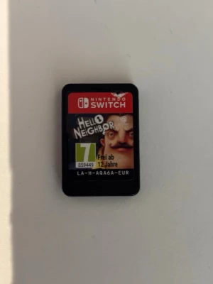 Hello Neighbor till Nintendo Switch - Säljer spelet Hello Neighbor till Nintendo Switch. Spelet kommer på ett svart plastkort med färgglad etikett och motiv från spelet. Perfekt för dig som gillar spännande och kluriga äventyrsspel.