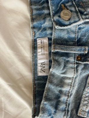 Blå jeansshorts från Zara - Säljer ett par blåa jeansshorts från Zara i storlek 152❣️